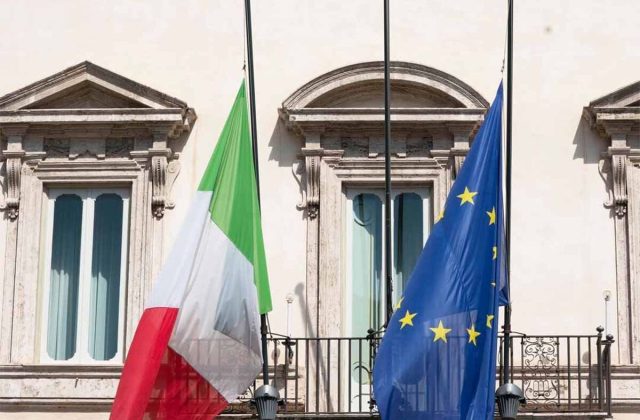 Castellammare di Stabia ricorda le vittime del Covid: domani bandiere a mezz’asta sui palazzi comunali