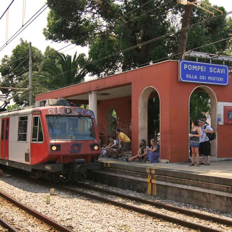 Trasporto pubblico in Campania: tra ritardi cronici e le app che provano a migliorare gli spostamenti
