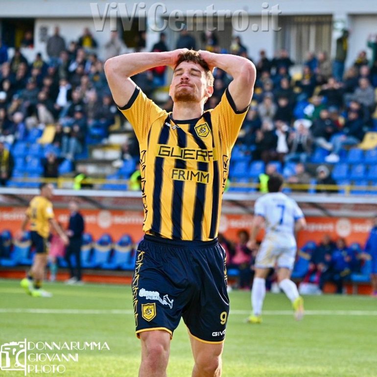Juve Stabia – Carrarese (1-1), pari amaro: Mosti illude, Torregrossa gela le Vespe. Le pagelle dei gialloblù