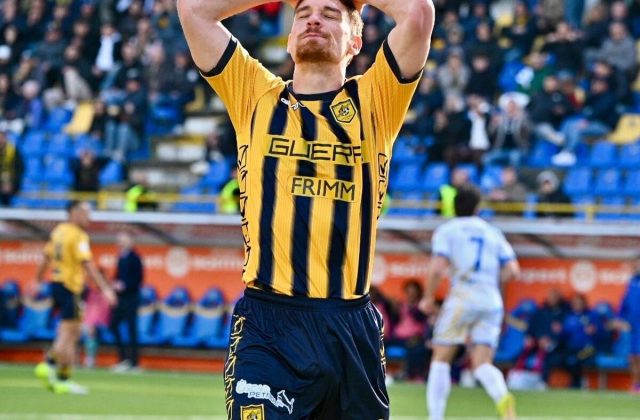 Juve Stabia – Carrarese (1-1), pari amaro: Mosti illude, Torregrossa gela le Vespe. Le pagelle dei gialloblù