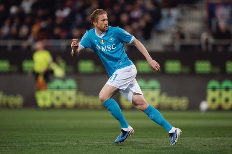 L’AZZURRO PENSIERO. Vittoria a Cagliari nel segno di McTominay. Il Napoli mette pressione all’Inter