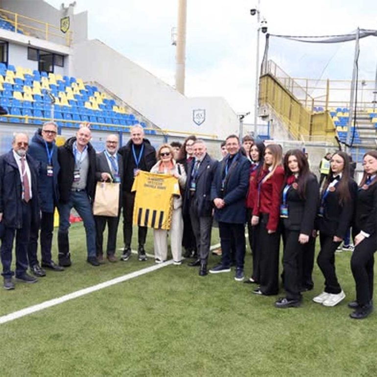 La Juve Stabia fa squadra con il territorio: siglata l’intesa con l’Istituto “Viviani”. Omaggiato lo Spezia