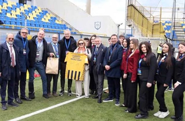 La Juve Stabia fa squadra con il territorio: siglata l’intesa con l’Istituto “Viviani”. Omaggiato lo Spezia
