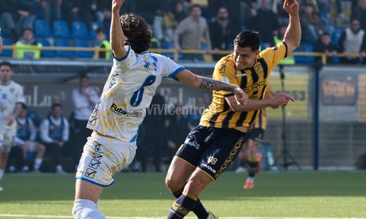 Juve Stabia, la luce nel buio gialloblù indossa la maglia numero 98: Nicola Mosti è l’anima delle Vespe