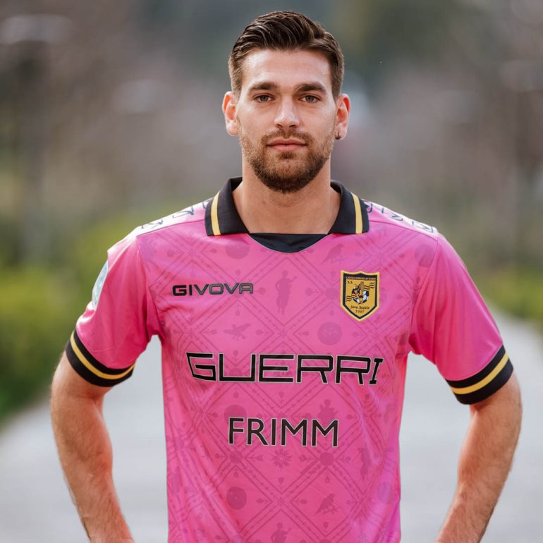 Juve Stabia, svelata la terza maglia: il rosa incontra la storia millenaria di Villa Arianna