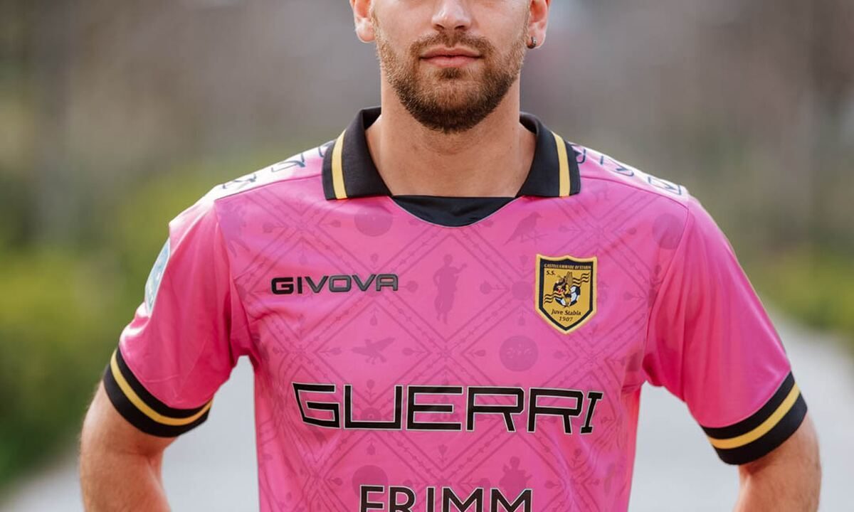 Juve Stabia, svelata la terza maglia: il rosa incontra la storia millenaria di Villa Arianna