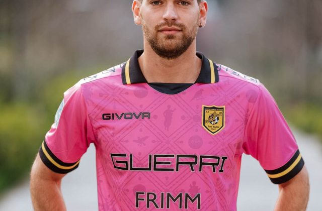 Juve Stabia, svelata la terza maglia: il rosa incontra la storia millenaria di Villa Arianna