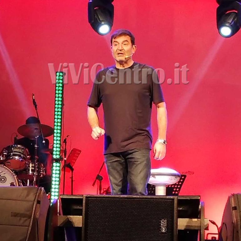 Max Giusti si esibisce al Supercinema con Bollicine: Una serata frizzante tra comicità, musica e riflessioni