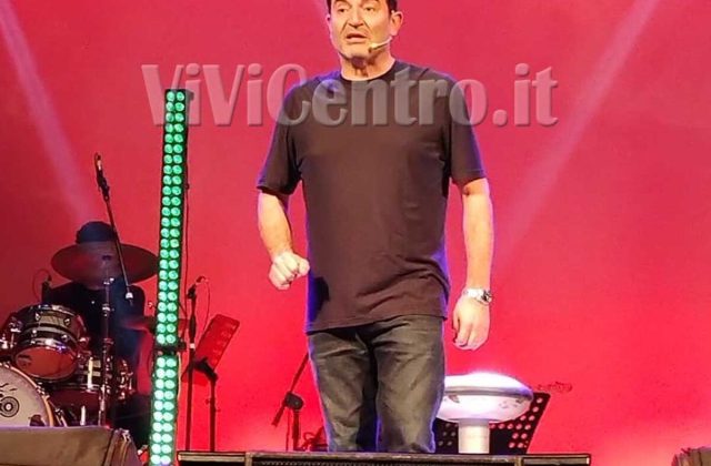 Max Giusti si esibisce al Supercinema con Bollicine: Una serata frizzante tra comicità, musica e riflessioni