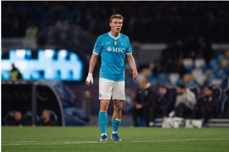 L’AZZURRO PENSIERO. Hojlund fa 10, Politano fa tutto. Il Napoli batte il Lecce in rimonta