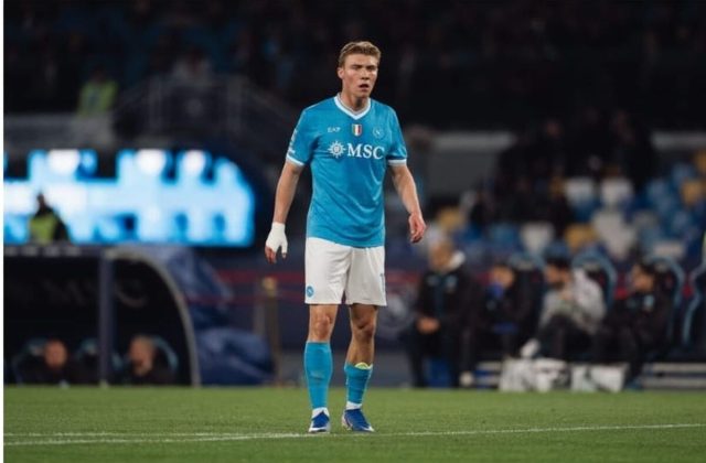 L’AZZURRO PENSIERO. Hojlund fa 10, Politano fa tutto. Il Napoli batte il Lecce in rimonta