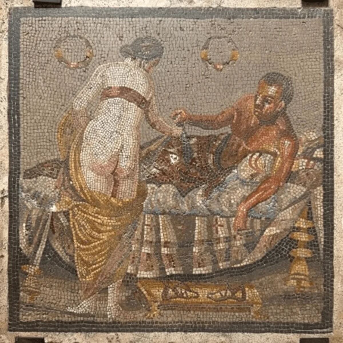 Il cold case del mosaico con la coppia di amanti restituito a Pompei