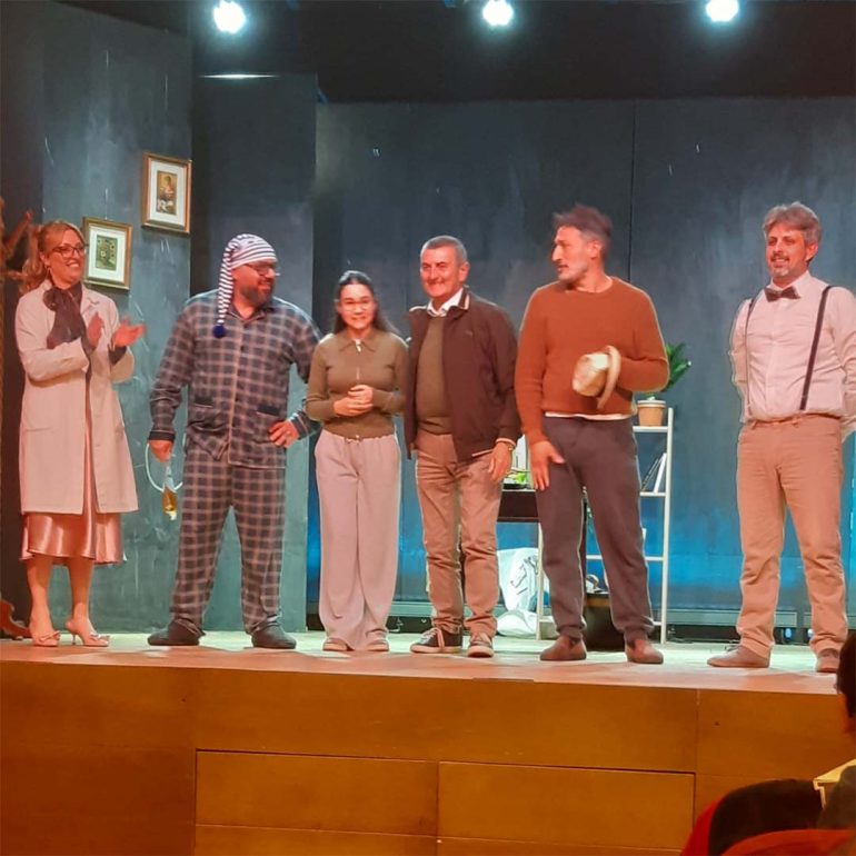 Castellammare, commedia In Fuga con il Catetere nella Sala Cantico delle Creature: la comicità per denunciare