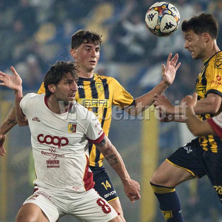 Juve Stabia, cuore e rammarico al “Romeo Menti”: Mosti illude, il Catanzaro strappa l’1-1 nel finale