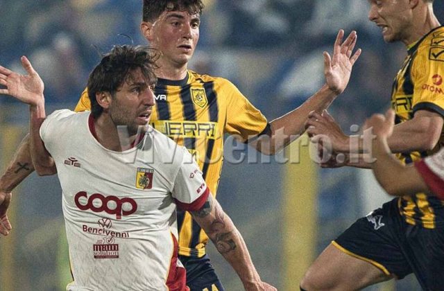 Juve Stabia, cuore e rammarico al “Romeo Menti”: Mosti illude, il Catanzaro strappa l’1-1 nel finale