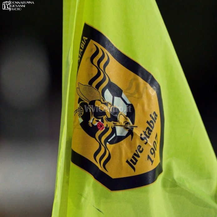 Juve Stabia Catanzaro Serie BKT 2025 2026 del 18-04-2026 (31) BANDIERINA CALCIO D_ANGOLO GENERICA