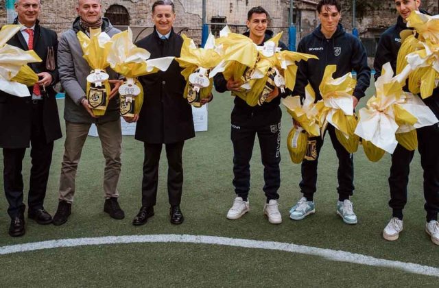 Sorrisi Gialloblù e Magia della Pasqua: La Juve Stabia Abbraccia i Bambini del Centro Antico