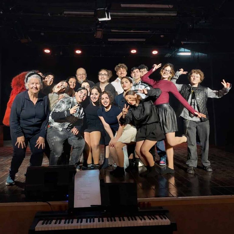 Castellammare Celebra Viviani: Straordinario Successo per i Giovani Studenti con “Noi e Don Rafele”