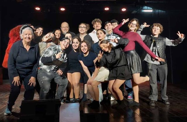 Castellammare Celebra Viviani: Straordinario Successo per i Giovani Studenti con “Noi e Don Rafele”