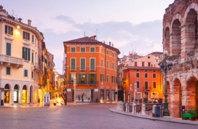 Vinitaly 2026, Piazza Bra si accende con “Dentro c’è l’Italia”: il vino si fa arte e spettacolo