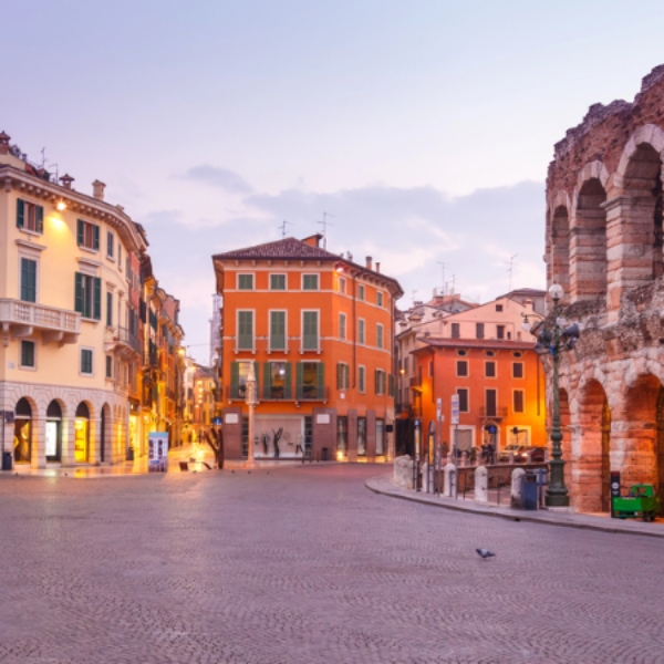 Piazza Bra Verona Vinitaly Depositphotos_254127840_S