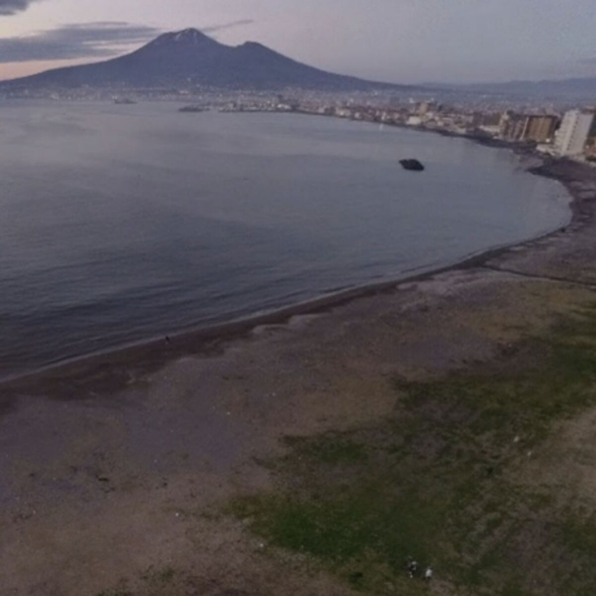 Castellammare: il lungomare resta balneabile. Vicinanza: “La spiaggia libera è un risarcimento per la città”