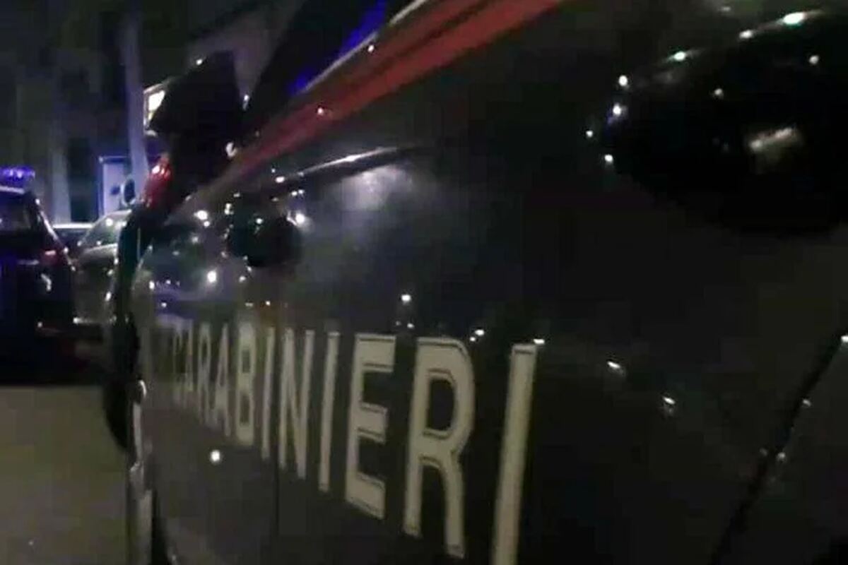 Tentano di rubare il telefono al padre, lui lo difende e viene accoltellato