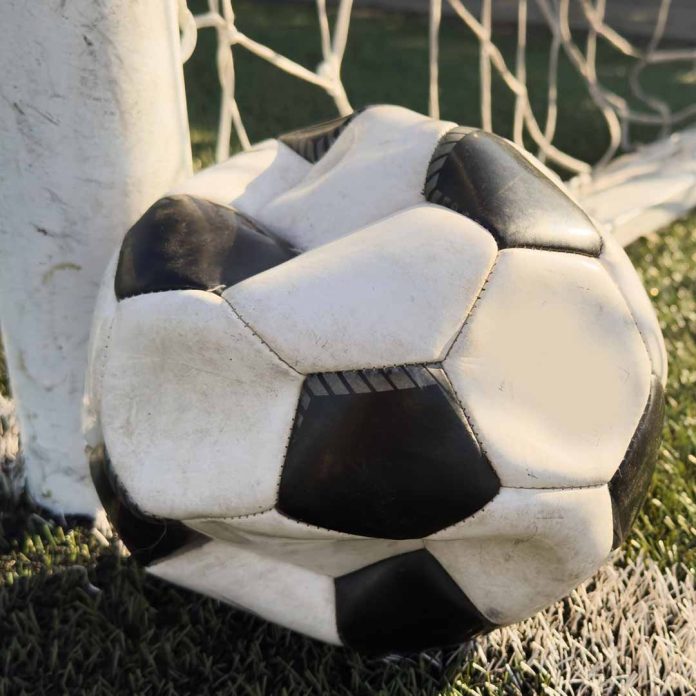 pallone da calcio sgonfio Depositphotos_746784228_L