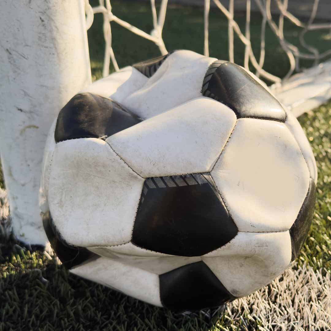 pallone da calcio sgonfio Depositphotos_746784228_L