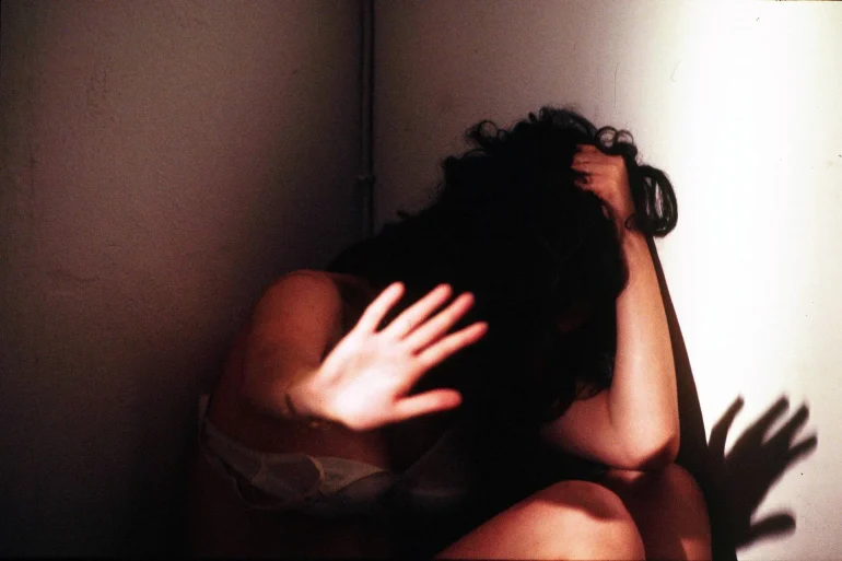 Fa violentare la madre disabile e filma tutto: arrestati figlia e compagno, decisivi i video