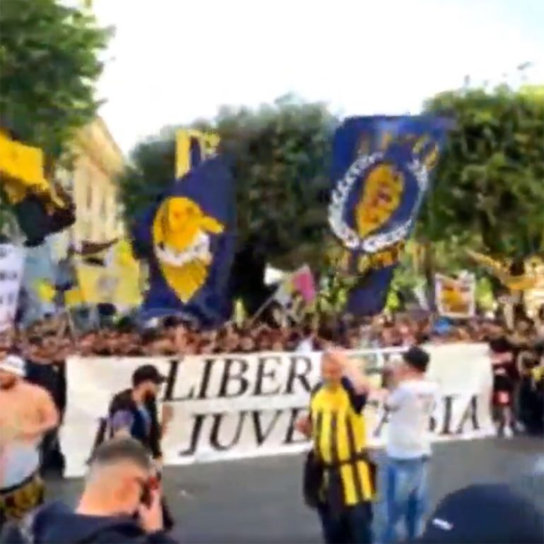 Juve Stabia, i tifosi scendono in piazza per blindare il club: Sogno playoff e solida società questo il grido