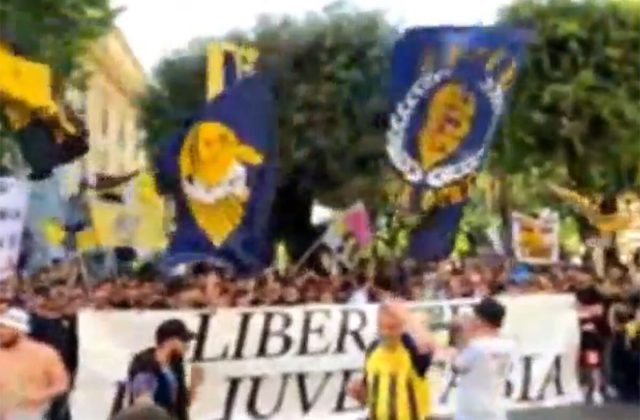 Juve Stabia, i tifosi scendono in piazza per blindare il club: Sogno playoff e solida società questo il grido