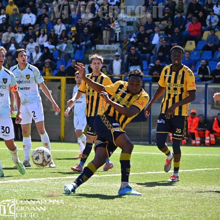 Juve Stabia ai playoff e il paradosso meraviglioso nella sconfitta con il Frosinone. I tifosi sognano ancora
