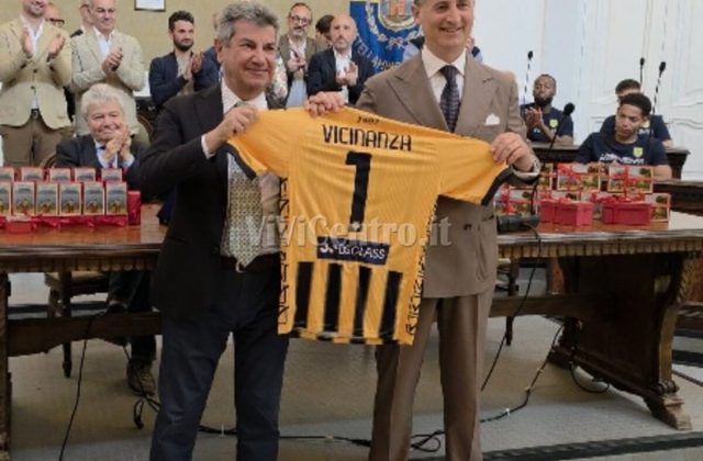 Juve Stabia, Vicinanza: “La città è orgogliosa di voi”. Poi l’annuncio dell’inizio dei lavori al Menti