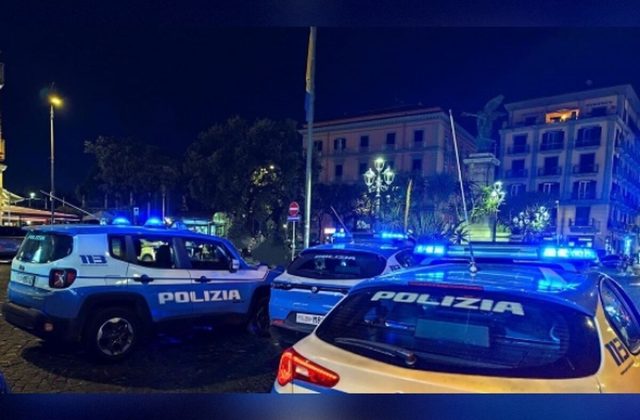 Castellammare, tenta la fuga dal balcone durante il blitz: arrestata 25enne con droga, pistola e munizioni