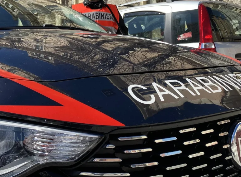Napoli, sparatoria in strada nella notte: due ragazze ferite alle gambe