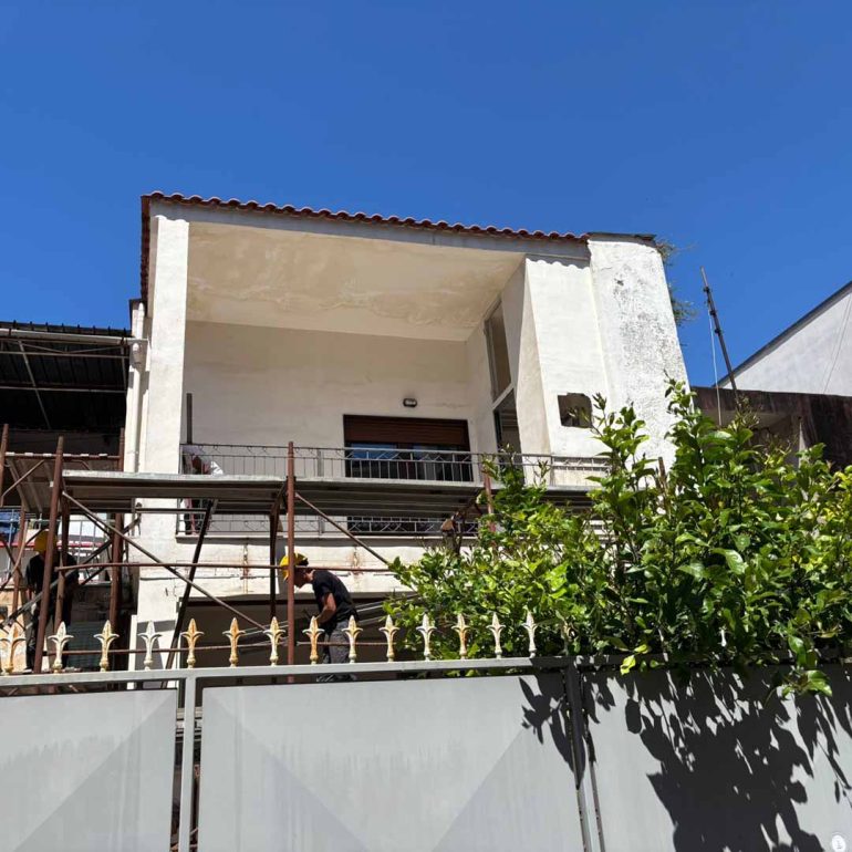 Castellammare, demolito un manufatto abusivo in via Virgilio: prosegue la lotta all’illegalità edilizia