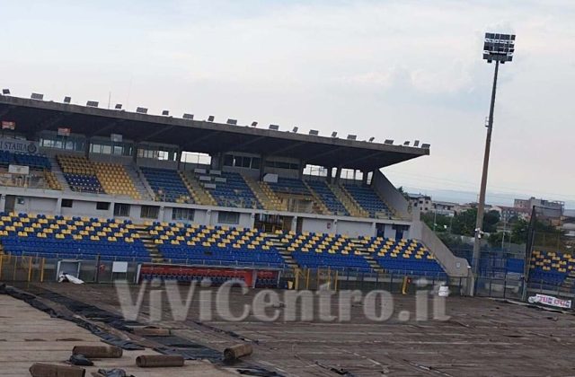Juve Stabia, Stadio Menti: I lavori avanzano senza sosta. Completata la rimozione del vecchio manto erboso