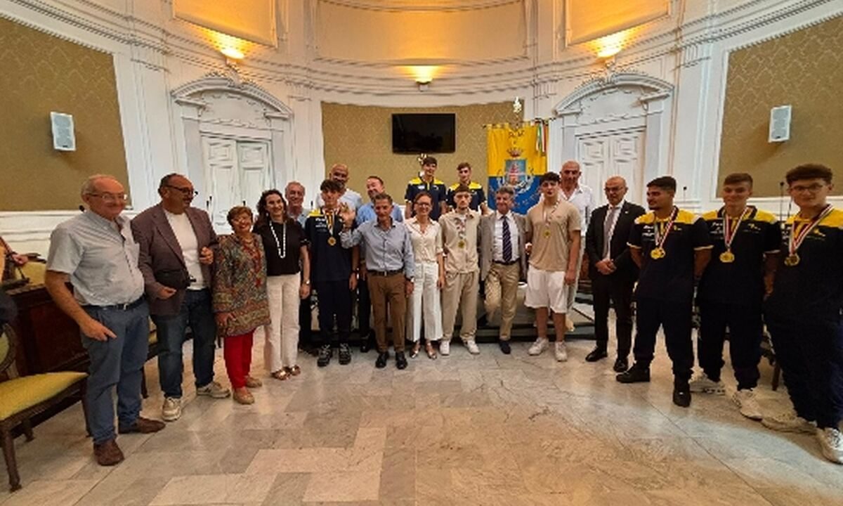 Castellammare premia i suoi campioni: il futuro dello sport stabiese brilla tra canottaggio, taekwondo e boxe
