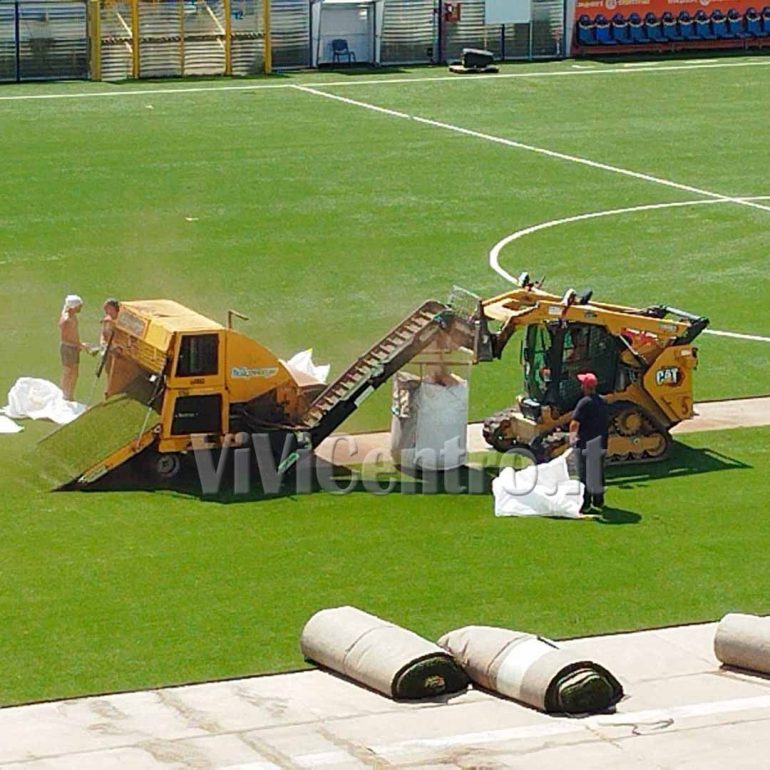Juve Stabia, Sostituzione del manto erboso stadio Menti: Secondo giorno di lavoro, visibili i primi risultati