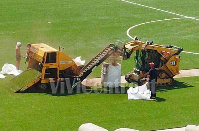 Juve Stabia, Sostituzione del manto erboso stadio Menti: Secondo giorno di lavoro, visibili i primi risultati