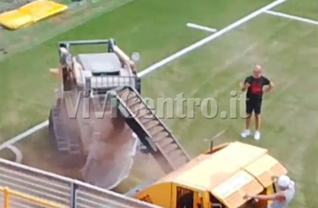 Juve Stabia, finalmente ripartono i lavori al Romeo Menti: Nel video le operazioni di rimozione del tappeto