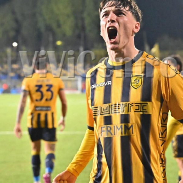 alessio-cacciamani-gol-esultanza-Juve-Stabia-Palermo-quadrato