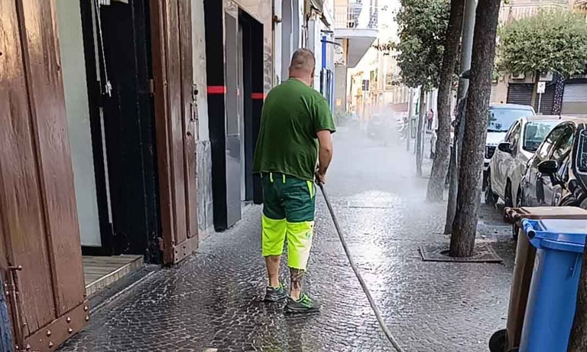 Castellammare di Stabia si prepara all’estate che è iniziata oggi: Sanificate le strade del centro cittadino