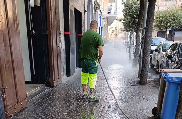 Castellammare di Stabia si prepara all’estate che è iniziata oggi: Sanificate le strade del centro cittadino