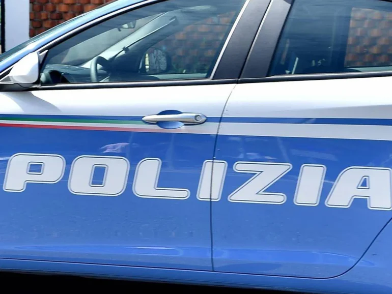 “Questa è una rapina”, speronano auto ma le vittime sono poliziotti: arrestati a Napoli