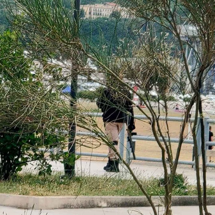 uomo armato villa comunale castellammare di stabia