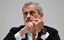 Alemanno denuncia aggressione a Roma: “Circondato da attivisti di sinistra, calci all’auto e sputi”