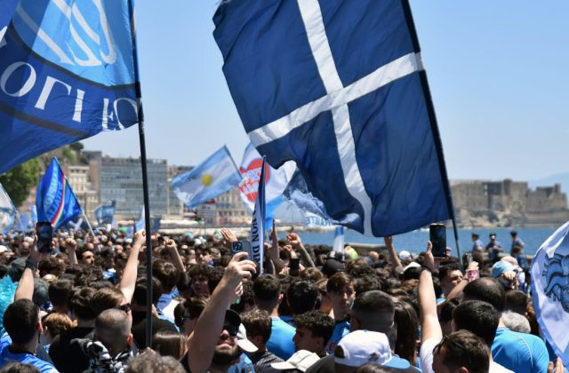 Lettere d’amore al Napoli: la premiazione per il centenario tra i versi dei tifosi e la maglia di Di Lorenzo