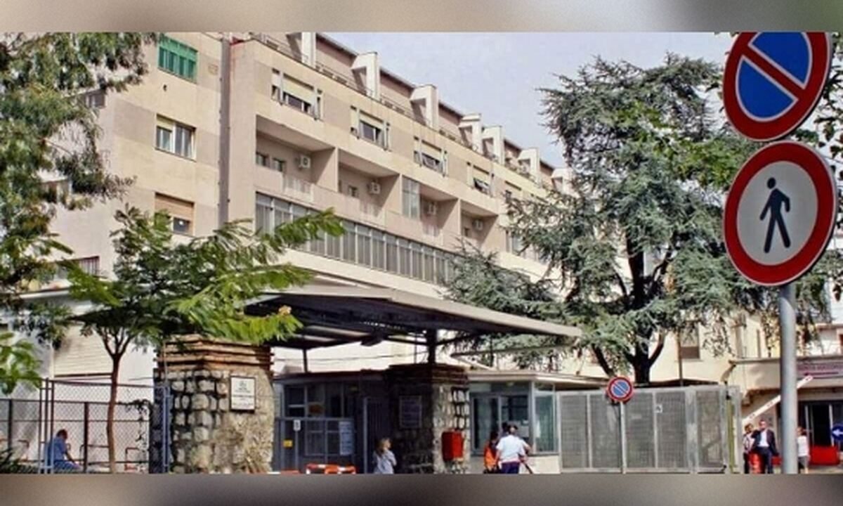 Castellammare di Stabia, aggressione al pronto soccorso dell’ospedale San Leonardo: Arrestato un 50enne